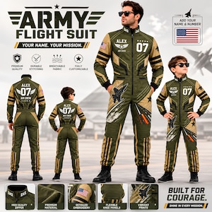 Può includere: Tuta da volo verde oliva con cerniera frontale, dettagli neri e stampe grafiche di aerei da combattimento. La tuta riporta la scritta ALEX, AIR CREW e il numero 07, insieme a una toppa con la bandiera degli Stati Uniti sulla manica.