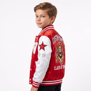 Puede incluir: Una chaqueta universitaria roja y blanca con un gráfico de león en la espalda con el texto CUSTOM NAME y CLASS OF 2025. Las mangas son blancas con un parche de estrella roja que contiene las letras L.C. y dos contornos de estrellas blancas.