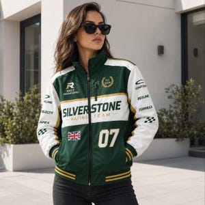 Può includere: Una giacca da corsa verde scuro e bianca con la scritta Silverstone Racing Team, il numero 07, una bandiera britannica e vari loghi di sponsor tra cui Race Engineering, Ignition, Redline, Formula, Velocity e Apex, con finiture dorate.