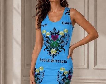Puede incluir: Un vestido corto sin mangas de color azul brillante con un estampado gráfico de un corazón morado, alas negras y rosas amarillas. El texto "Love & Strength" aparece impreso en una fuente gótica negra en el pecho y la parte inferior del vestido.