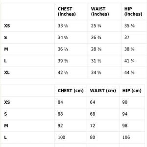 Puede incluir: Una tabla de gu&iacute;a de tallas con texto negro sobre fondo blanco. Muestra dos tablas que enumeran las medidas de pecho, cintura y cadera en pulgadas y cent&iacute;metros para las tallas XS, S, M, L y XL. El encabezado dice Size guide, seguido de columnas.