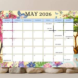 Peut inclure: Calendrier décoratif de mai 2026 avec un motif floral et d'oiseaux. Le calendrier présente un fond jaune avec des fleurs roses, des oiseaux bleus et des papillons. Les jours de la semaine sont listés en haut, avec les dates dans une grille.