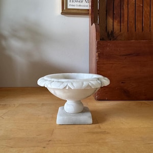 Baignoire pour oiseaux vintage en albâtre, 4,75 po. de large, sans oiseaux