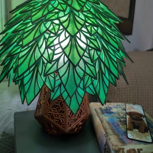 Lampada a foglia stampata in 3D / Base geometrica in rame, luce ambientale calda
