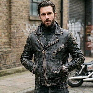 Herrjacka i svart krokodilskinn med slitage | Motocoat i äkta präglat läder | Urban streetwear i bikerstil | Handgjord lyxgåva