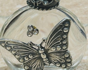 Frasco de perfume de vidrio antiguo con mariposa de peltre aplicada, 2,25" x 1,75".