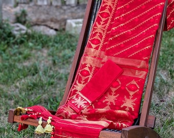 Red Dhakai Jamdani Saree – Golden Diagonal Lines, Half-Silk