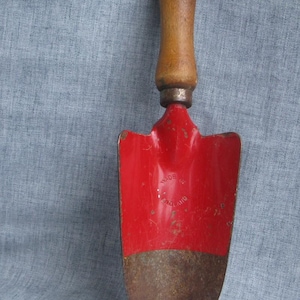 Vintage Shovel Garden Tool Red Spade Wood Hand Shovel 11 1/2&quot; Made in England Garden Decor