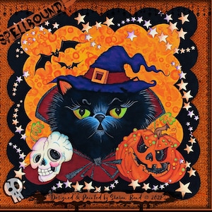 Puede incluir: Un gato negro con un sombrero de bruja y sosteniendo una calabaza tallada y una calavera. El fondo es naranja con estrellas y el texto "SPELLBOUND!" en una pancarta.
