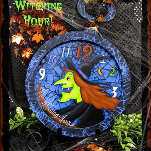 Può includere: Un quadrante di orologio blu e nero con una strega che vola su una scopa. Il quadrante dell'orologio ha numeri romani e le parole "The Witching Hour" scritte su di esso. L'orologio è decorato con un design a ragnatela. Il testo "DESIGNED & PAINTED BY SHARON BOND (C) 2014" è nella parte inferiore dell'immagine.