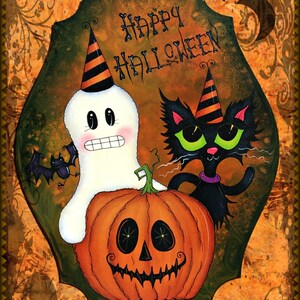 Op de afbeelding: Een grillig Halloween-schilderij met een geest, een zwarte kat en een uitgeholde pompoen. De geest en de kat dragen feestmutsen. Het schilderij heeft een groene, oranje en bruine achtergrond met een decoratieve rand.