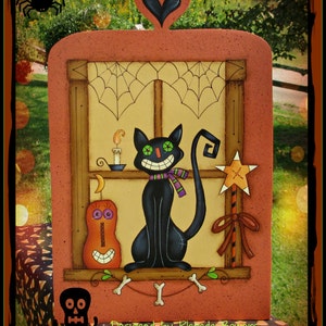 Puede incluir: Un gato negro con ojos verdes y una bufanda morada se sienta en una ventana con una calabaza y una estrella. La ventana está enmarcada en madera y tiene un diseño de telaraña. El texto "Halloween Window" está en la parte superior de la imagen. El texto "Designed by Rhonda Bowers Painted by Sharon Bond (c) 2013" está en la parte inferior de la imagen.
