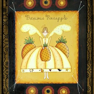 Puede incluir: Una pintura de un ángel sosteniendo una piña. El ángel lleva un vestido amarillo con un borde blanco y tiene un halo. La pintura está sobre un fondo marrón con un marco negro. El texto "Precious Pineapple" está escrito en la parte superior de la pintura. El texto "Inspired by Terrye French" y "Painted by Sharon Bond (c) 2014" está escrito en la parte inferior de la pintura.