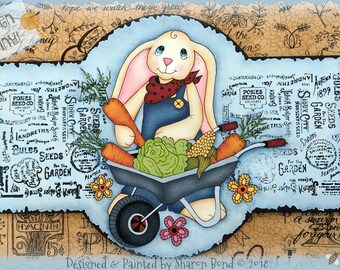 Op de afbeelding: Een geschilderde illustratie van een wit konijn dat een overall en een rode bandana draagt, een kruiwagen vol groenten duwt. De achtergrond is een blauw en bruin vintage patroon met de tekst "Garden Bunny!" en "Designed & Painted by Sharon Bond © 2018".