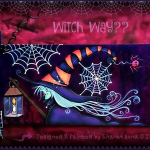 Può includere: Un cartello di legno viola e nero con una strega e una luna. Il cartello è a forma di freccia che punta a destra. La strega indossa un cappello a righe e un vestito viola. La luna ha un'espressione sorpresa. Il cartello dice "Witch Way?" e "Designed & Painted by Sharon Bond 3.2017".