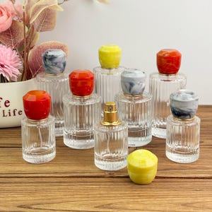 30ml 50ml 100ml Ribbed Clear Glass Spray Bottles with Color Resin Cap (Red/Yellow/Marble), Refillable Atomizer, Luxury Perfume Containers