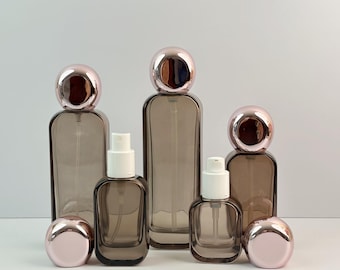 Moderna bruna glasflaskor med roséguldkork, återfyllningsbar spray-/lotionpumpbehållare för lyxig hudvård, doft och snygg organisation