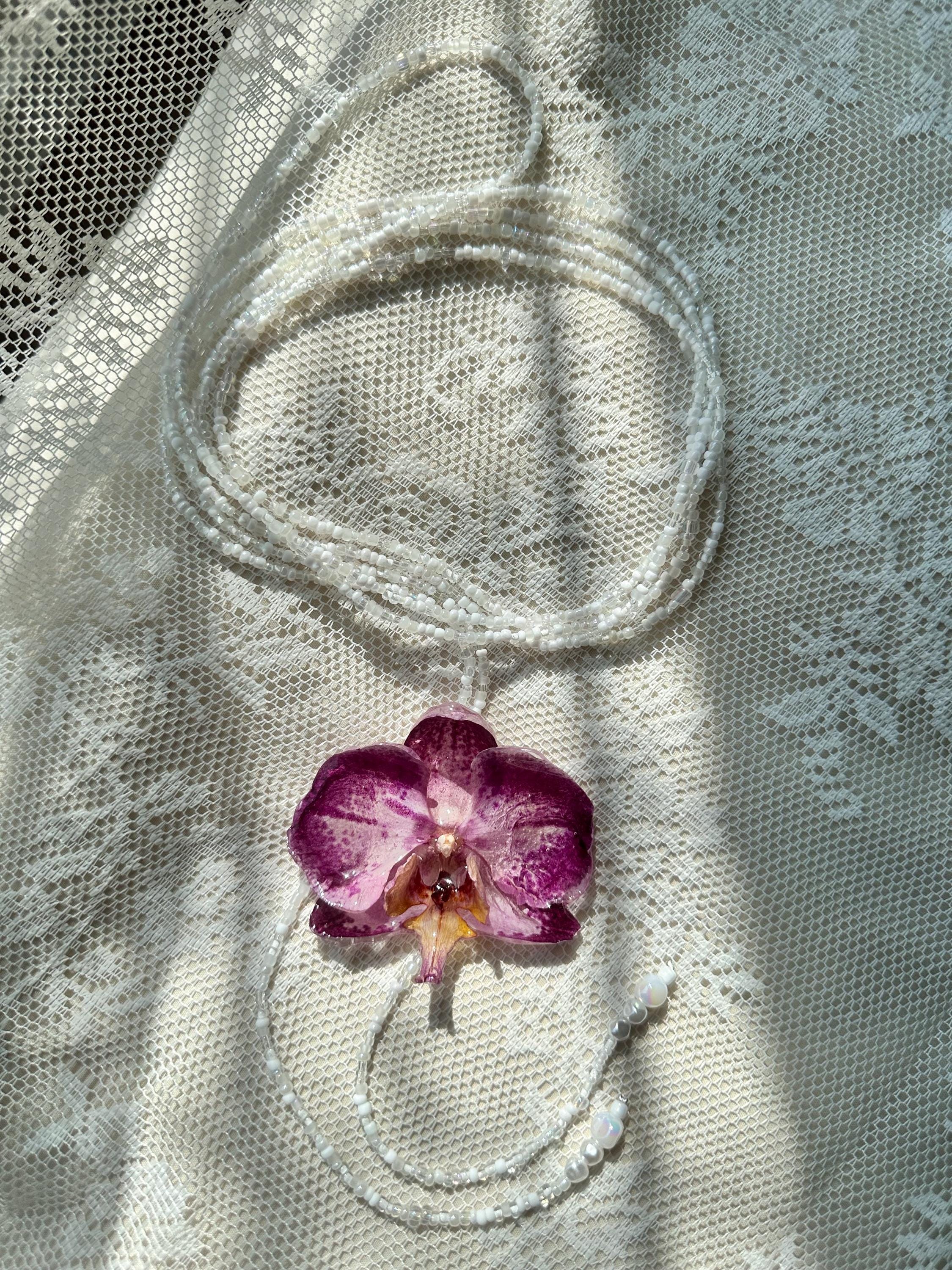 Collier Vintage Joli Avec Une Orchidée En Verre - Bijou Ancien Et Délicat