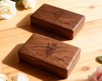 Juwelendoosje walnoot, gepersonaliseerd geboortebloemcadeau, aangepaste naam gegraveerde notenhouten aandenkendoos, geboortemaand bloemencadeau voor haar