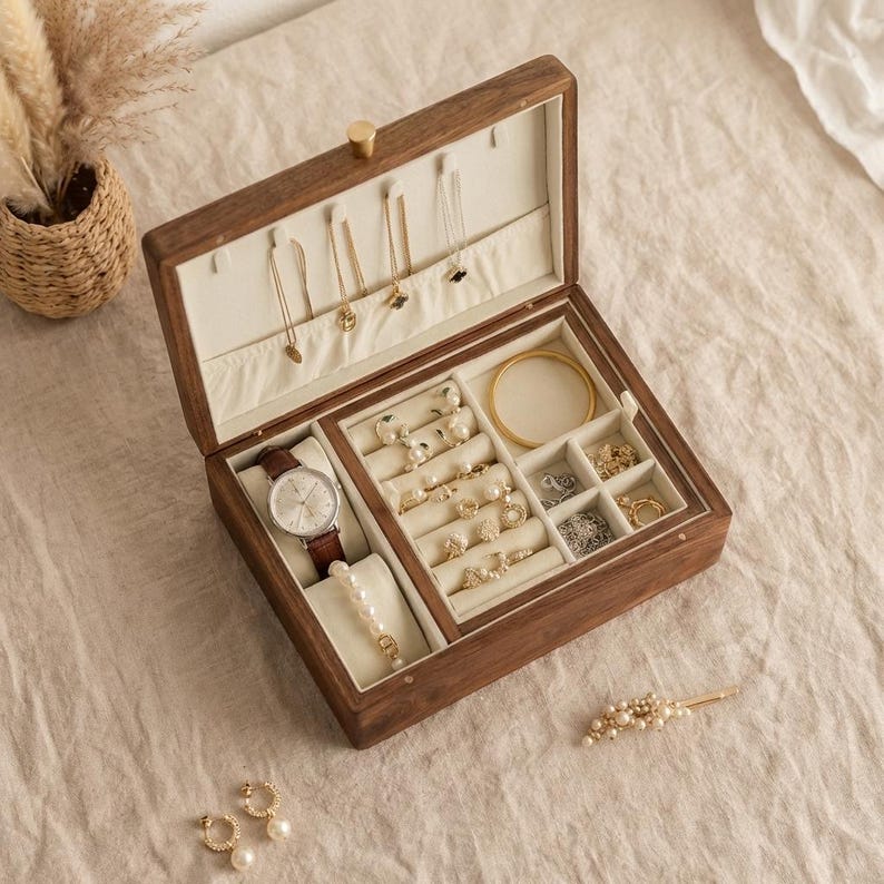 Op de afbeelding: Een set van drie keramische mokken met een gespikkelde, matte afwerking. De mokken zijn in de kleuren cr&egrave;me, lichtgrijs en donkergrijs. Elke mok heeft een eenvoudig, minimalistisch ontwerp en een afgeronde handgreep.