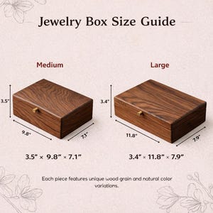 Op de afbeelding: Een sieradendoosjes-maattabel toont twee houten dozen, met de labels "Medium" en "Large". De middelste doos meet 8,9 cm x 24,9 cm x 18 cm, en de grote doos is 8,6 cm x 30 cm x 20,1 cm. Elke doos heeft een unieke houtnerf.