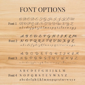 Op de afbeelding: Afbeelding met vier lettertype-opties, elk met hoofdletters en kleine letters. De tekst "FONT OPTIONS" staat bovenaan. De lettertypen worden gepresentereerd tegen een lichte houtnerf achtergrond, voor een duidelijke weergave.