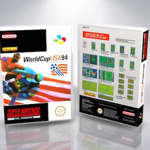 Könnte beinhalten: Super Nintendo Spielbox für World Cup USA '94. Die Vorderseite zeigt einen Fußballspieler, der einen Ball tritt, mit einem Design der amerikanischen Flagge im Hintergrund. Die Rückseite zeigt Gameplay-Screenshots. Die Box ist mit "PAL VERSION" beschriftet.