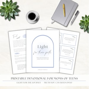 Puede incluir: Un conjunto devocional con el texto "Light for their path" y "Peace for the roads you cannot walk with them". El conjunto incluye un diario, un bolígrafo y una taza de café. También es visible el texto "Printable Devotional for Moms of Teens".