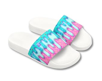 Sandalias infantiles rosas con diseño de cono de helado y chispas de colores pastel, con tiras extraíbles.