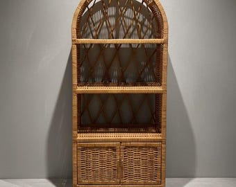 Librería de ratán arqueada con mueble: estantería de mimbre, mueble de caña natural, organizador bohemio para salón, dormitorio o guardería.