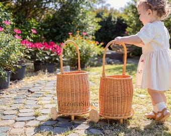 Cochecito de mimbre para muñecas con cesta: carrito de bebé hecho a mano, cochecito de ratán para muñecas, cochecito de juguete bohemio, regalo rústico para baby shower, decoración infantil.