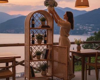 Librería de ratán con puerta: estantería de mimbre arqueada, mueble de almacenaje bohemio para decorar el salón o el dormitorio.