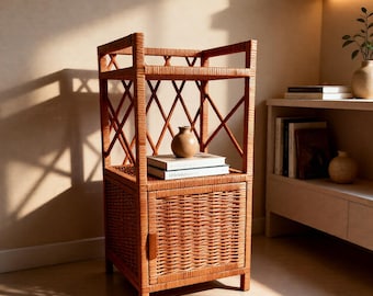Gabinete de almacenamiento de ratán de lujo con puerta: pequeño estante de mimbre, organizador con detalles bohemios para dormitorio, entrada o sala de estar.