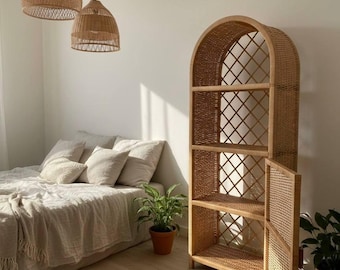 Librería de ratán arqueada de lujo con puerta: mueble de almacenamiento de mimbre hecho a mano, estantería bohemia para decorar el salón o el dormitorio.