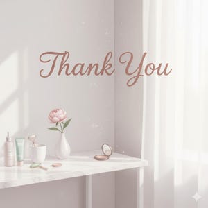 K&ouml;nnte beinhalten: Ein wei&szlig;es Regal zeigt Sch&ouml;nheitsprodukte und eine rosa Pfingstrose in einer Vase. Die Worte "Thank You" sind in glitzernder ros&eacute;goldener Schrift an der Wand geschrieben. Die Szene ist sanft beleuchtet.