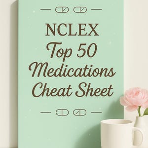Op de afbeelding: Een mintgroene spiekbrief met de tekst "NCLEX Top 50 Medications Cheat Sheet" in bruin. Pill-iconen staan ​​boven en onder. Een witte mok en twee kleine witte vazen ​​met roze bloemen staan ​​op de voorgrond.