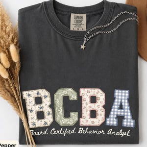 Camiseta Comfort Colors BCBA (Analista de Comportamento Certificado pelo Conselho) Camiseta Universitária de Analista de Comportamento ABA Presente para Terapeuta ABA Apoio ao Autismo Camiseta para Professor
