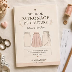 Op de afbeelding: Een beige naaiboek met de titel GUIDE DE PATRONAGE DE COUTURE Volume 1: Les Jupes, met illustraties van drie rokstijlen. De kaft bevat de tekst JEANFANMI en instructies voor het stap voor stap maken van patronen.