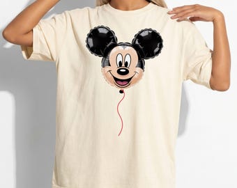 Camiseta Comfort Colors® con globos de Disney, camiseta de Mickey, camiseta de Disney Friends, camiseta de cumpleaños de Disney, camiseta para viajes a Disney, camiseta a juego para vacaciones.