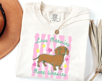 Camiseta con estampado de Comfort Colors® "Les Meanies More Weenies" — Camiseta adorable con estampado de perro salchicha para mamás perrunas.