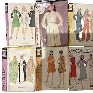 Peut inclure: Une collection de six enveloppes de patrons de couture vintage McCall's présentant diverses illustrations de vêtements, notamment des robes, des caftans et des ensembles de pantalons. Chaque enveloppe affiche des croquis.