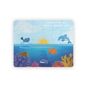 Puede incluir: Un rompecabezas colorido que presenta una escena submarina con un delfín, un pez, una tortuga y una raya. El rompecabezas incluye el texto "Identify if fish are above or below the water". El rompecabezas está diseñado con ilustraciones de dibujos animados y colores brillantes.