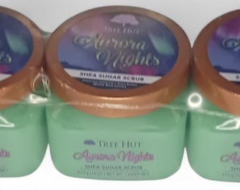 een pakje Tree Hut Aurora Nights Shea Sugar Scrubs.