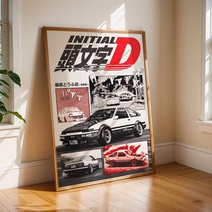 Op de afbeelding: Een ingelijste poster met de tekst "INITIAL D" in zwart en rood, en Japanse karakters. De poster toont afbeeldingen van een wit-zwarte sportwagen, samen met andere auto-illustraties. De lijst is lichtbruin.