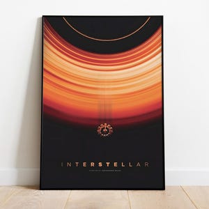 Peut inclure: Affiche encadrée avec un design abstrait de lignes courbes orange et rouge sur fond noir. Le mot "INTERSTELLAR" est imprimé en or en bas. Une pièce décorative pour tout passionné d'espace.