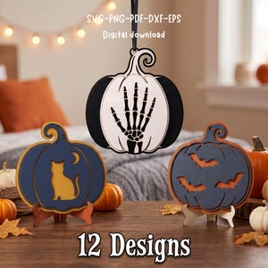 Pode incluir: Três ornamentos de abóbora em madeira em camadas com recortes de uma mão esquelética, um gato com uma lua crescente e morcegos voadores. O texto SVG-PNG-PDF-DXF-EPS Digital download e 12 Designs é visível na imagem apresentada.