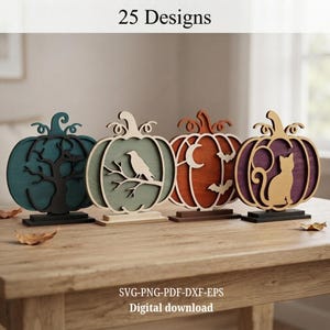 Peut inclure: Quatre découpes décoratives en forme de citrouille avec des motifs complexes incluant un arbre, un oiseau sur une branche, un croissant de lune avec des chauves-souris et un chat. Le texte 25 Designs et SVG-PNG-PDF-DXF-EPS Digital download est visible.