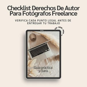 Puede incluir: Una tableta digital muestra un portátil, hojas decorativas y texto en español: "Checklist Derechos De Autor Para Fotógrafos Freelance." El texto también incluye "VERIFICA CADA PUNTO LEGAL ANTES DE ENTREGAR TU TRABAJO" y "Guía práctica y clara."