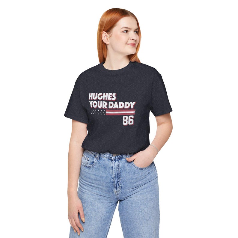 Camiseta Hughes Your Daddy, regalo para fanáticos del hockey de Jack Hughes, camiseta divertida para el día del juego, ropa de hockey imagen 9