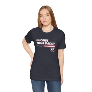 Camiseta Hughes Your Daddy, regalo para fanáticos del hockey de Jack Hughes, camiseta divertida para el día del juego, ropa de hockey imagen 7